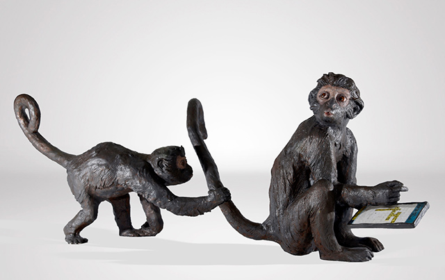 Scupture of two monkeys